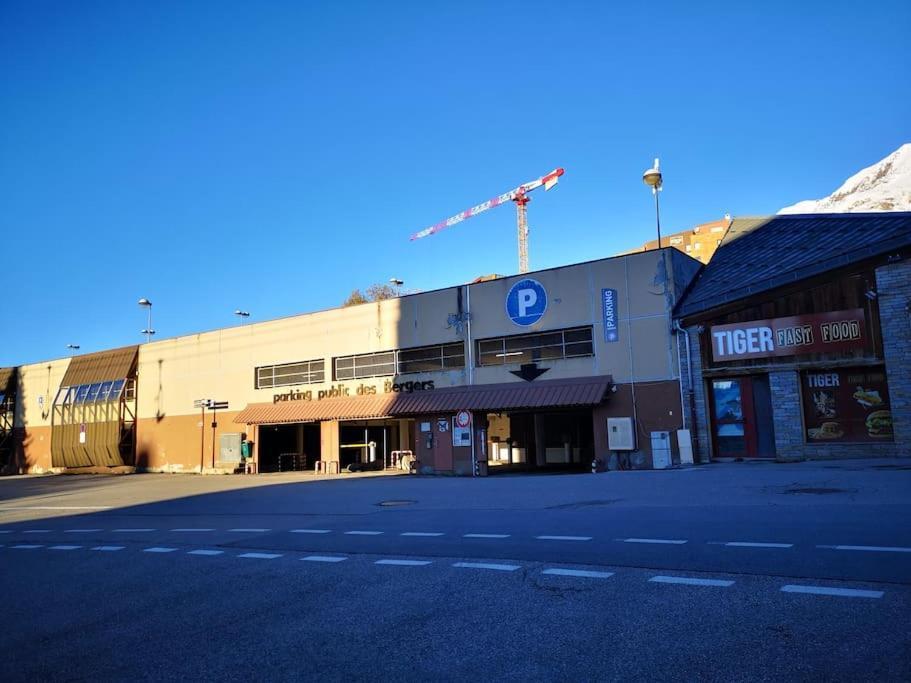 Au Pied Des Pistes Avec Parking Entierement Renove Apartment Huez Екстериор снимка