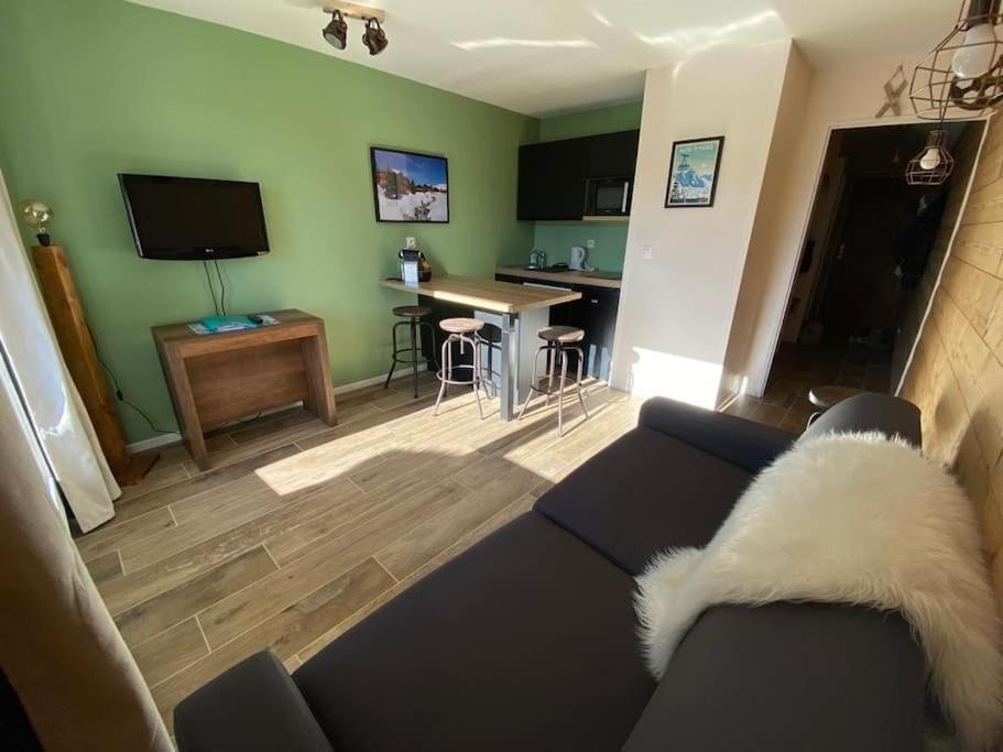 Au Pied Des Pistes Avec Parking Entierement Renove Apartment Huez Екстериор снимка